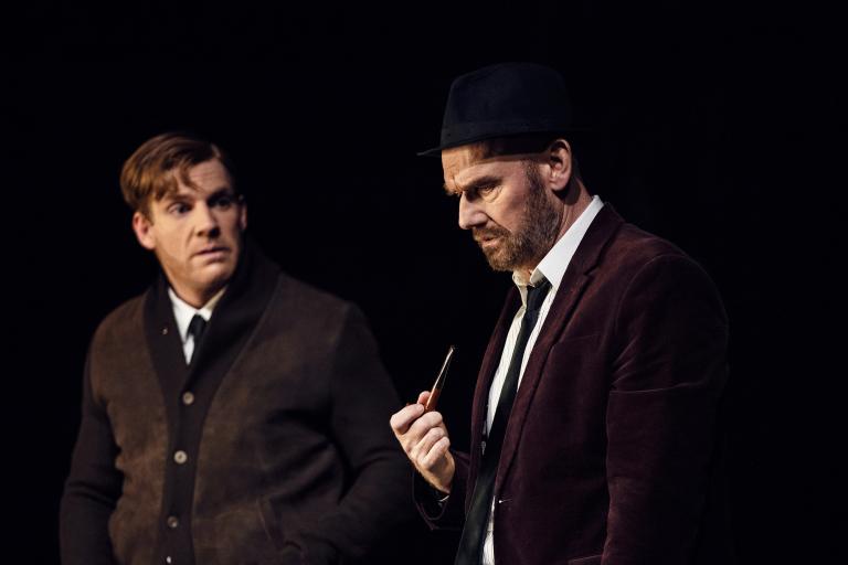 Två skådespelare som spelar Tage Danielsson och Beppe Wolgers samtalar 