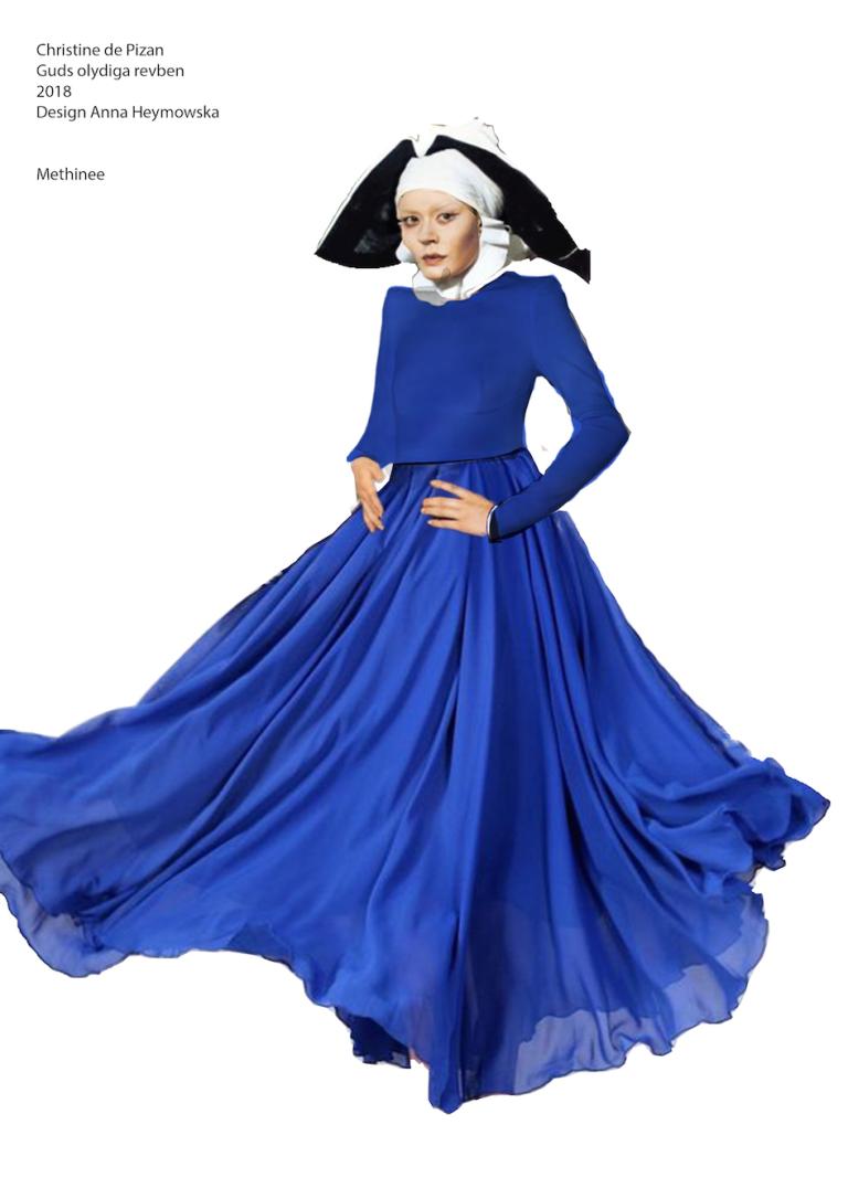 Kostymskiss föreställande en kvinna i blå klänning och en vit huvudbonad med svarta flikar som liknar vingar