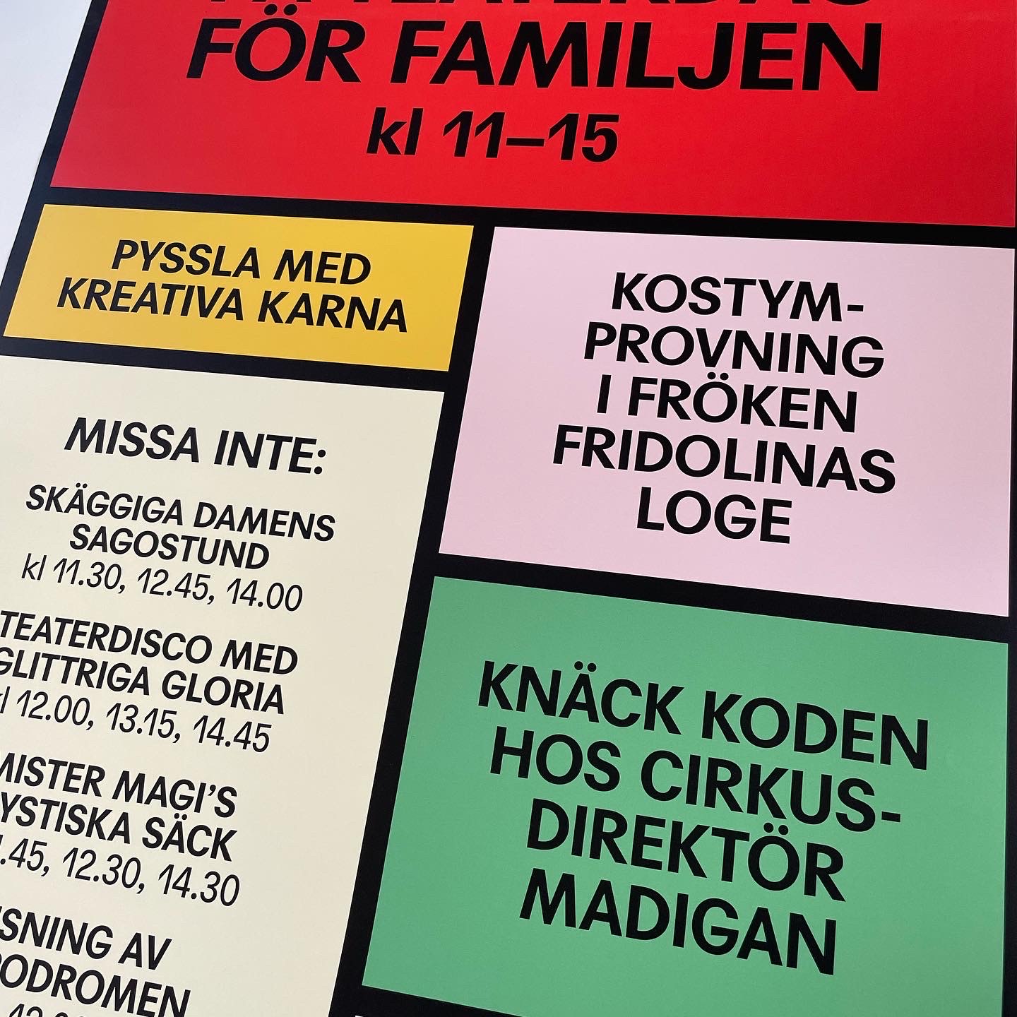 Närbild på affisch bestående av olika färgade kvadrater med text i avgränsade med svarta ramar.