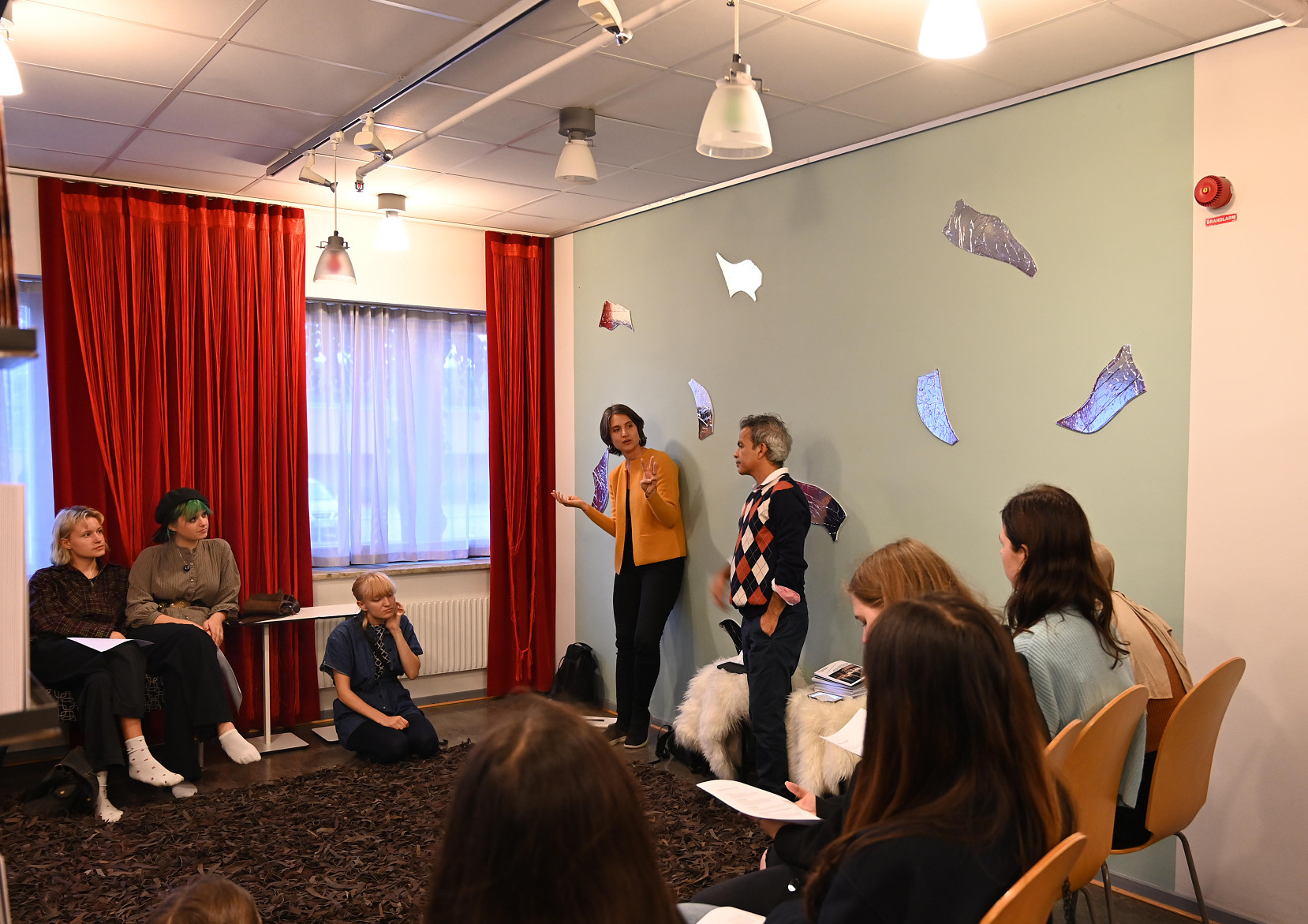 Dramaturg och dramapedagog under en workshop med ungdomar.