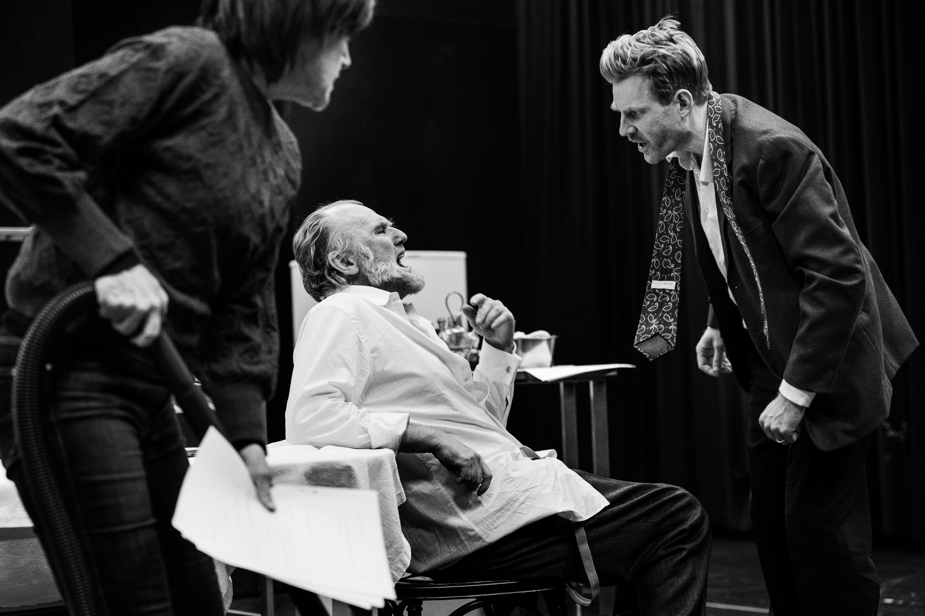 Tre personer skriker på varandra