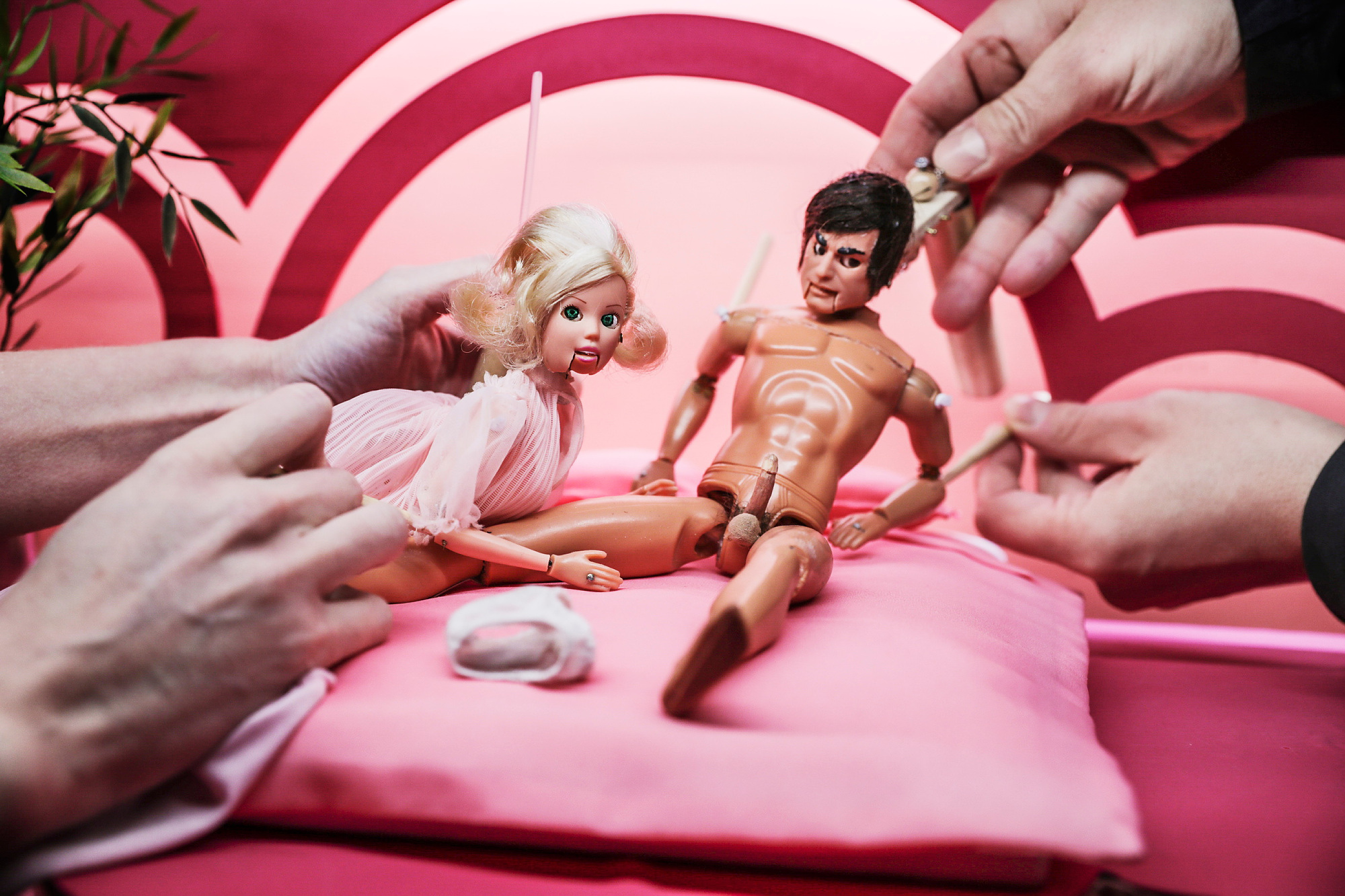 Barbiedockor på en säng