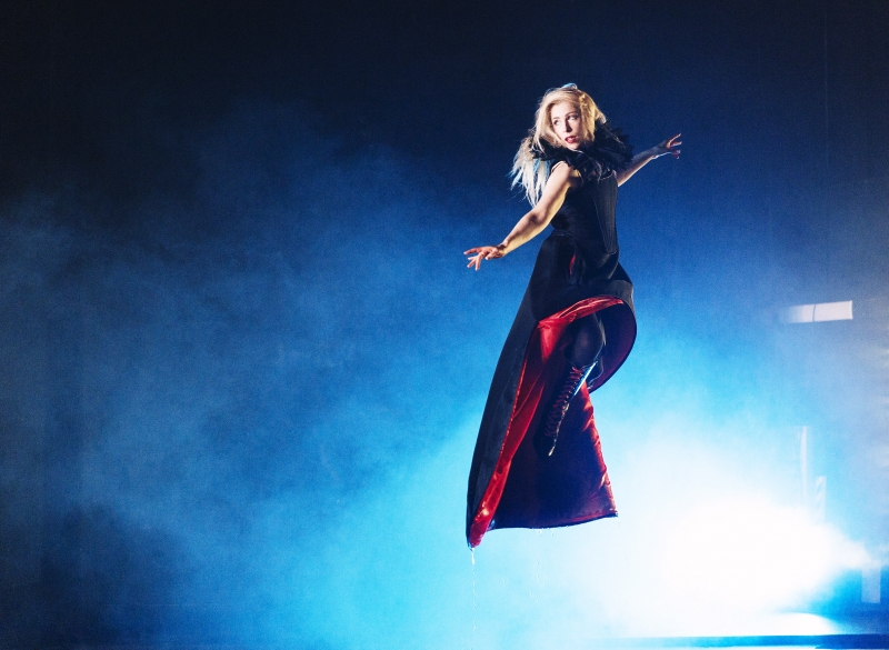 En flygande vampyrkvinna över scenen