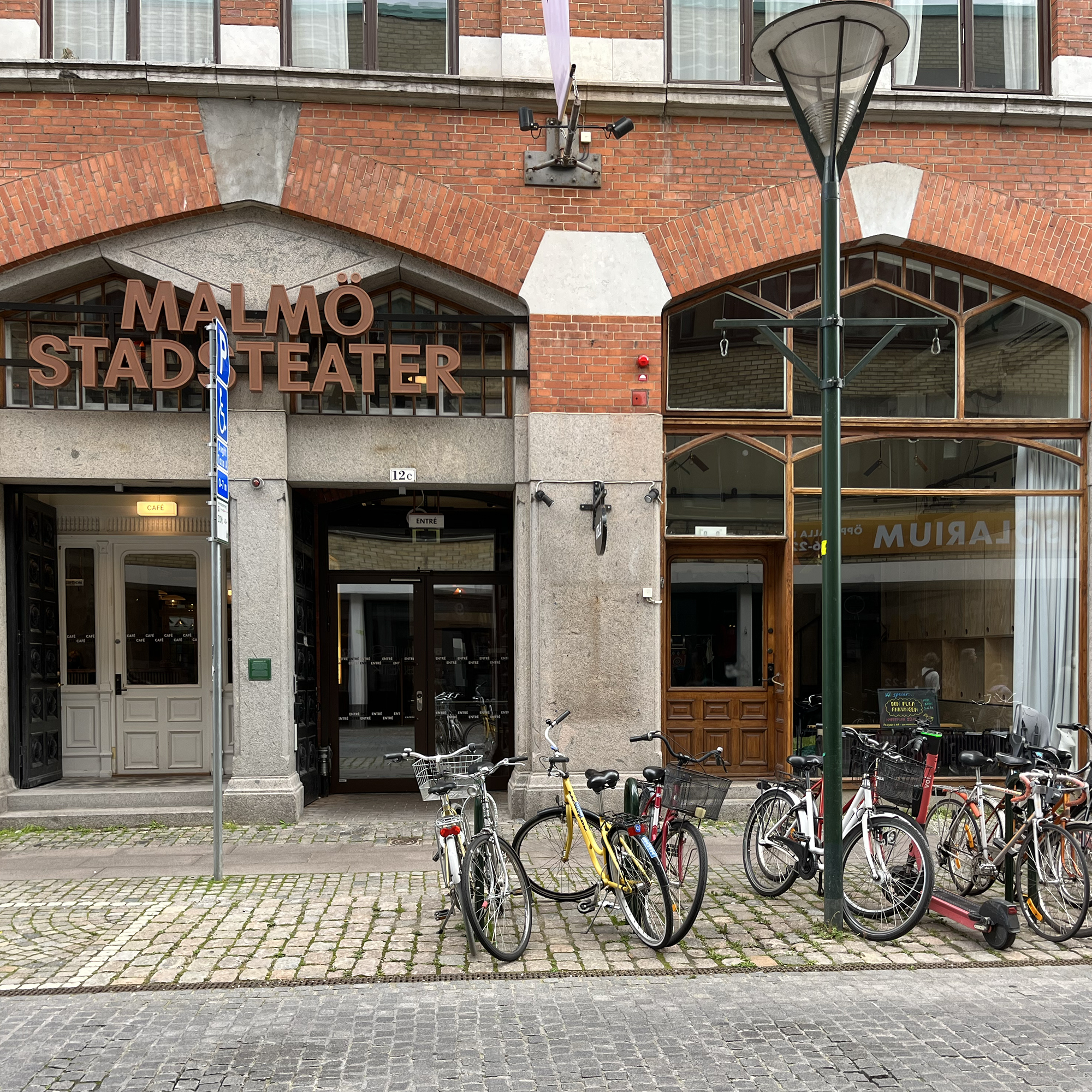 Stor skylt Malmö Stadsteater ovanför ingång 12C