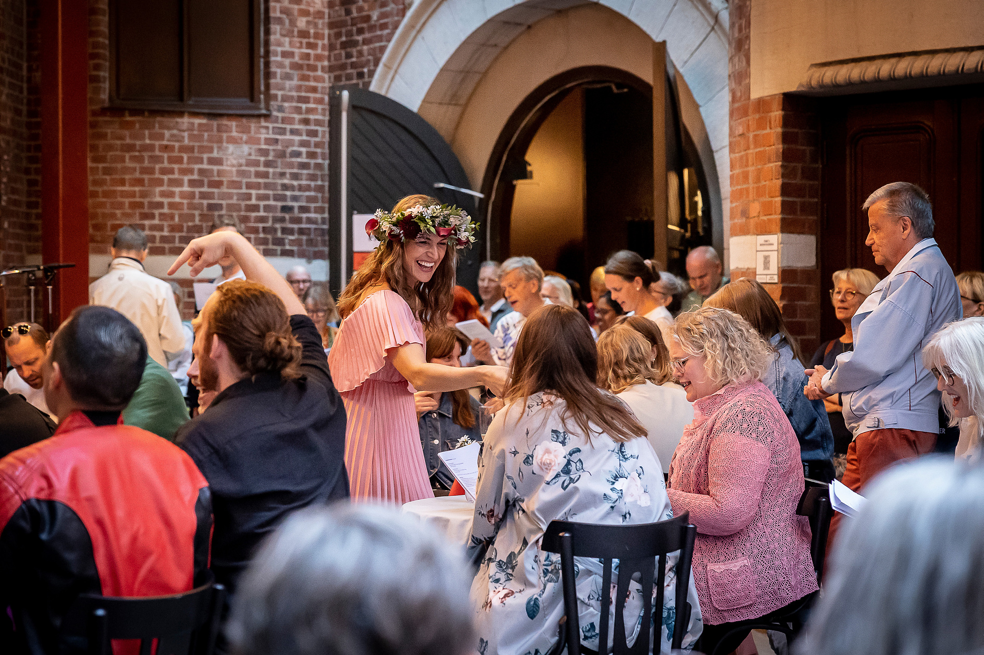 Allsång på innergården med publik