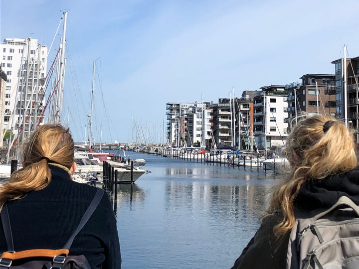 Två personer tittar ut över stadsdelen Dockan