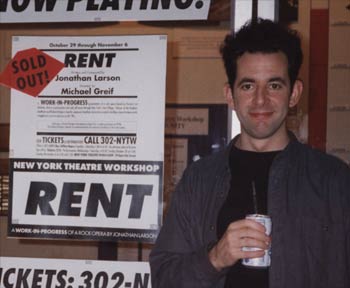 Jonathan Larson vid affischen till Rent