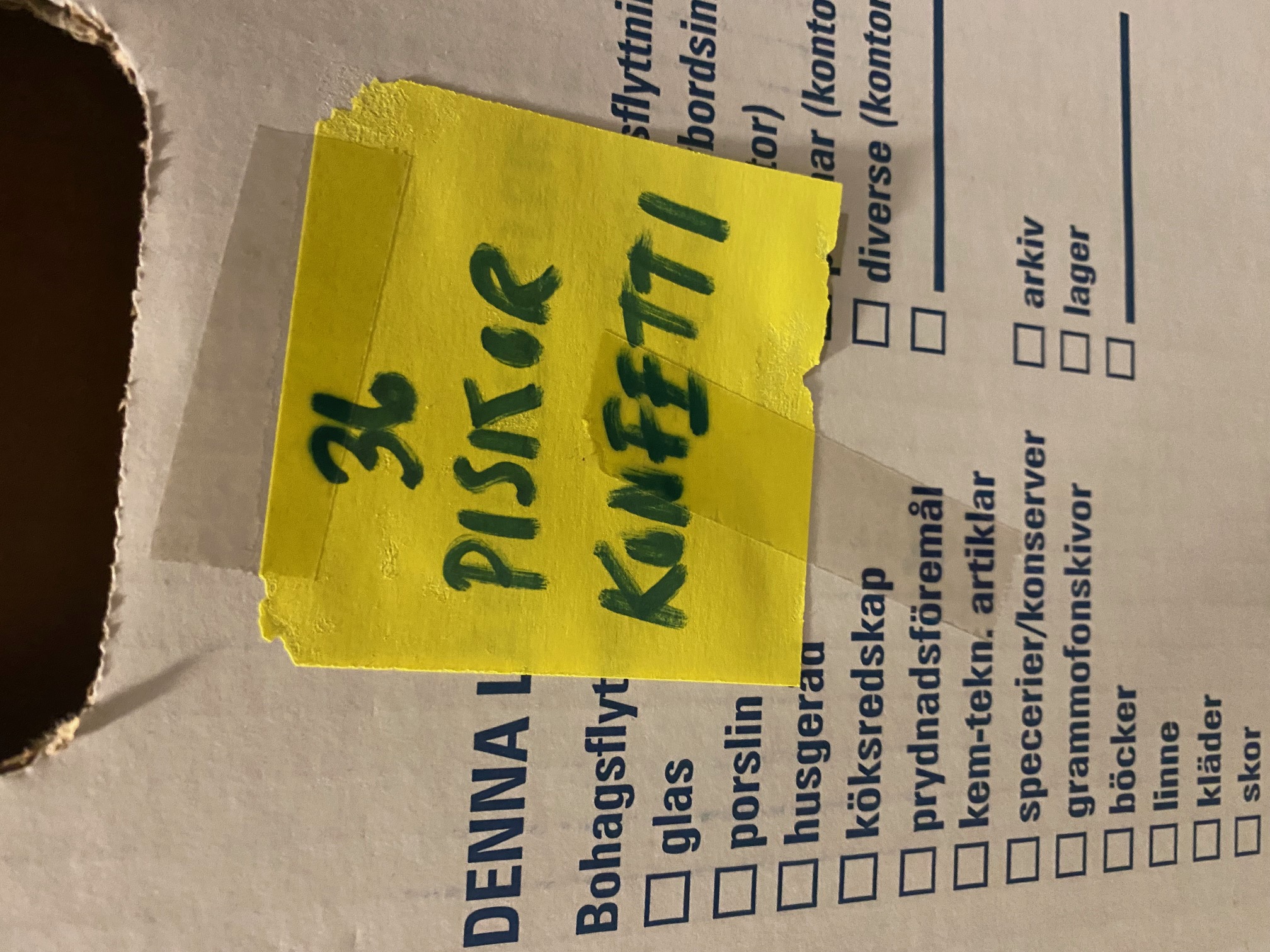 Låda med postit-lapp