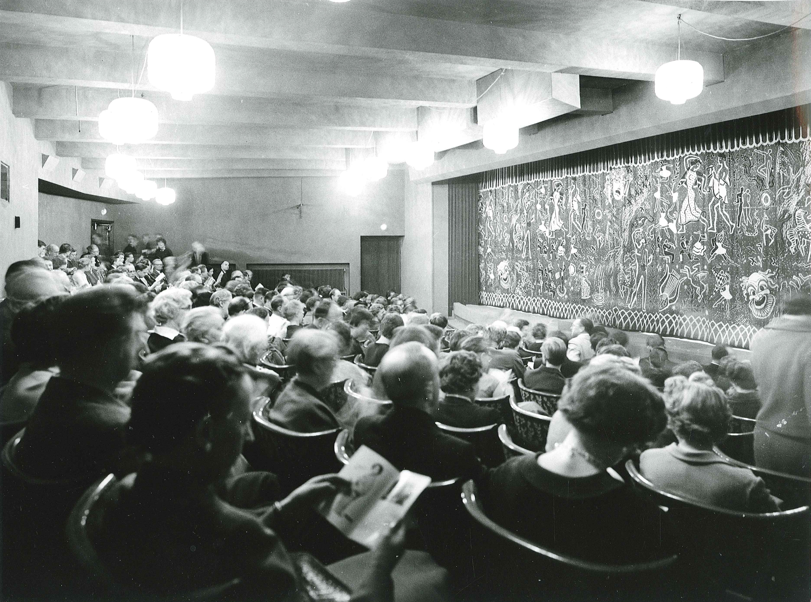 Publiken väntar på att ridån ska gå upp 1944.