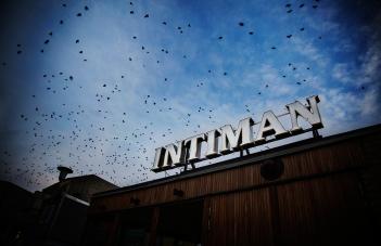 Himmel och skylt på Intiman