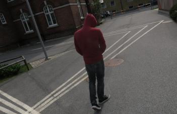 Person syns bakifrån på skolgård. Har på sig en hoodie med luva över huvudet.
