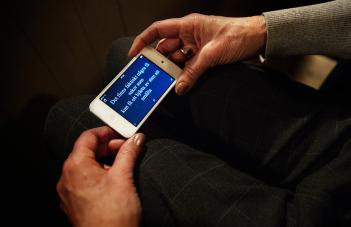 En telefon med text på skärmen