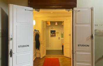 entrén till studion
