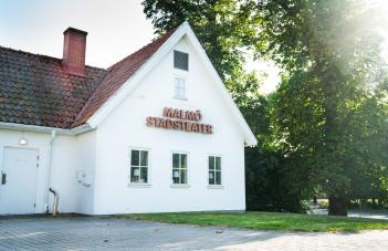 Foto på fasaden på Malmö Stadsteater Rosengård