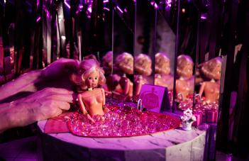 Barbiedocka i ett jacuzzi-badkar