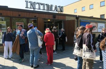 Människor samlade utanför ingången till Intiman