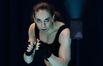 Närbild på person i boxningsposition