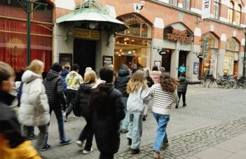 personer ute på gatan får mot Malmö Stadsteater skylt vid port