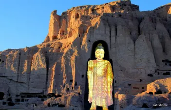 En buddhastaty projicerad på ett berg
