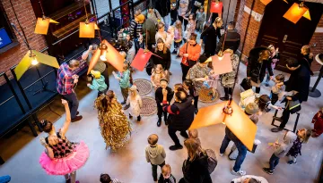 Många personer som dansar