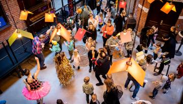 Foto Jenny Baumgartner Många personer som dansar