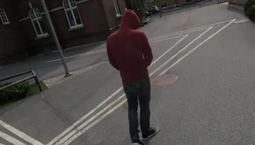 Person syns bakifrån på skolgård. Har på sig en hoodie med luva över huvudet.