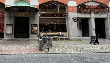 Fasad Kalendegatan 12. Tegelhus med stora fönster, fasadskylt med Malmö Stadsteater