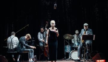 Föreställningsbild Monicas Vals. Monica spelar in musik med Bill evans trio