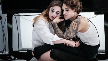 Foto Emmalisa Pauly Flickan och pojken sitter på golvet och håller om varandra.