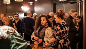 Foto: Jenny Baumgartner Två personer beställer vin i foajébaren