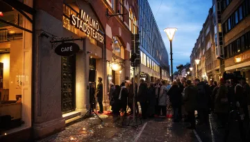 Kalendegatan med en lång kö framför Malmö Stadsteaters entré som pryds av en stor skylt där det står Malmö Stadsteater