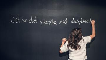 Foto Emmalisa Pauly Person med ryggen mot skriver på en stor griffeltvla