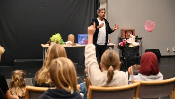 Dramapedagog Karim Rashed håller i en prova på-workshop