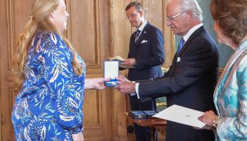 Foto Jonas Borg Medaljutdelning. Petra Brylander till vänster. Kungen till höger, och drottningen.