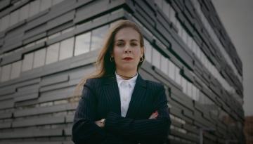 Foto Johan Sundell Kvinna med korslagda armar framför ett hus