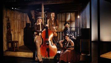 Foto Emmalisa Pauly Fyra musiker står med sina instrument: kontrabas, fiol, piano och gitarr.