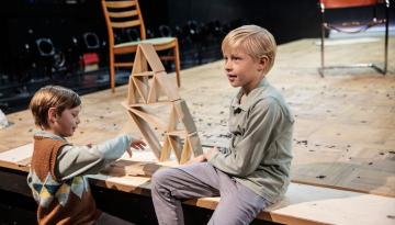 Foto: Emmalisa Pauly Två pojkar leker med korthus på scen