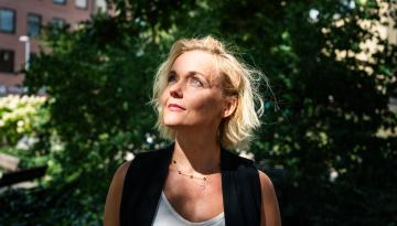Foto på Mari Götesdotter utomhus en solig dag 