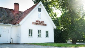 Foto på fasaden på Malmö Stadsteater Rosengård