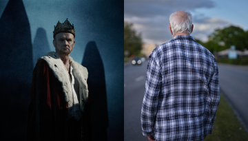 Två bilder. Tillvänster skådespelare i kungakrona, till vänster ryggtavla i pyjamas