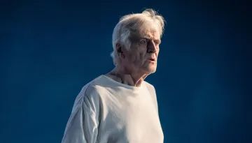 En man tittar tomt framför sig