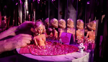 Barbiedocka i ett jacuzzi-badkar