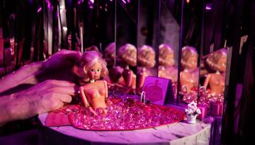 Barbiedocka i ett jacuzzi-badkar
