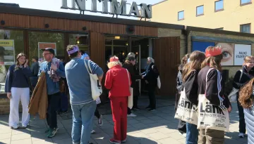 Människor samlade utanför ingången till Intiman