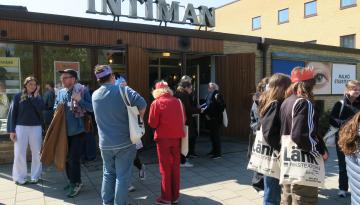 Människor samlade utanför ingången till Intiman