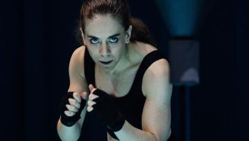 Närbild på person i boxningsposition