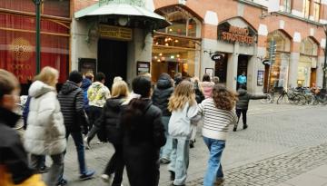 personer ute på gatan får mot Malmö Stadsteater skylt vid port