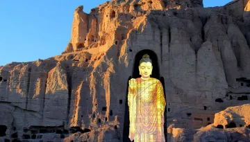 En buddhastaty projicerad på ett berg