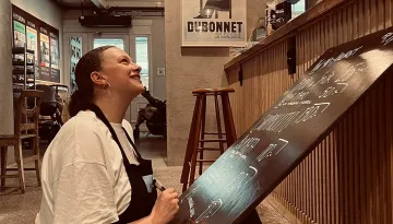 Personal i teatercaféet uppdaterar menyn