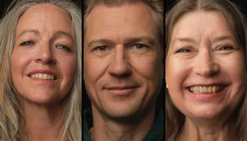 Tre personer i närbild mot svart bakgrund, två kvinnor och en man, som ler mot kameran.